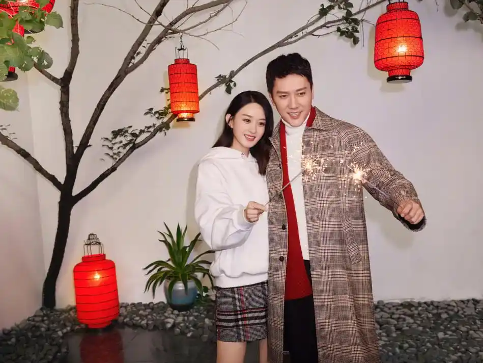 赵丽颖冯绍峰合体发糖,解锁夫妻"新年红"穿搭,网友:配一脸!