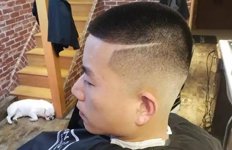 今年最火的三款寸头,精干酷盖又有男人味,不挑发质谁剪都帅气_发型