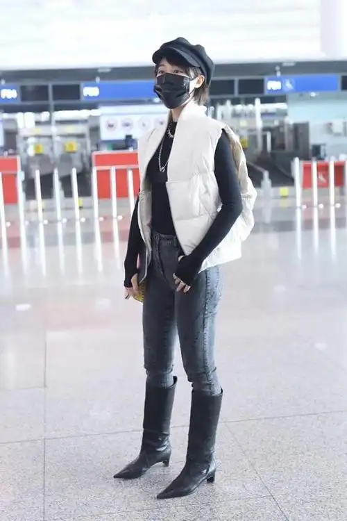 蓝盈莹私下的穿搭还挺有御姐范的,帅气皮靴真显腿长,气场太强大