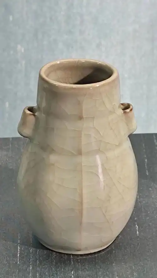 南宋官窑青瓷贯耳瓶之争议——浙江省博物馆藏品