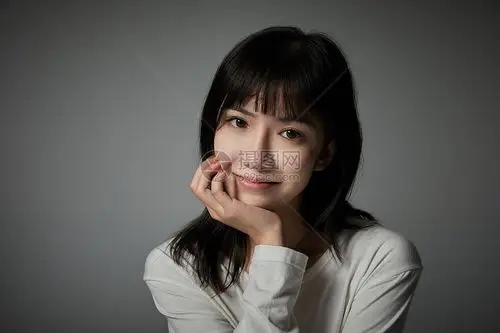 年轻女性破涕为笑