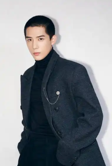 > 王安宇酷帅寸头写真图片(1/6)