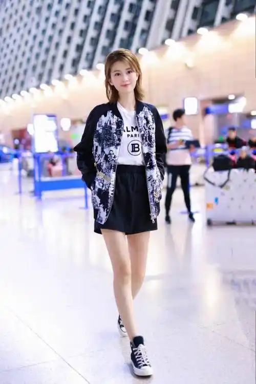 乔欣终于秀身材身穿白色v领连衣裙清新优雅大长腿实力抢镜