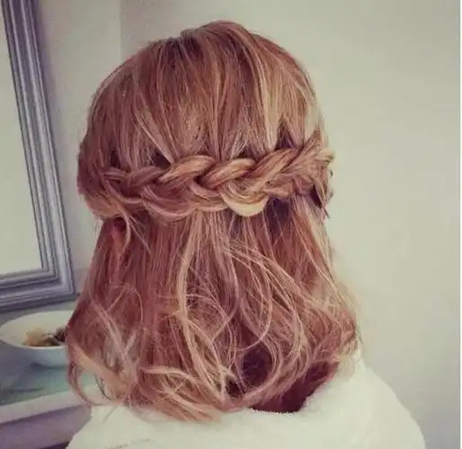 左右绑扎做出蝴蝶结样式,用个小花发饰点缀一下,非常可爱的小公主发型