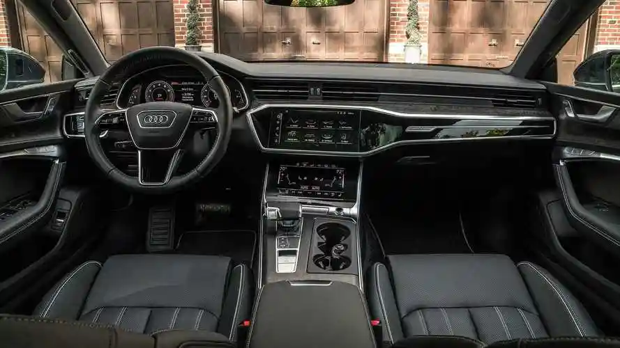 内饰部分,新车采用了与奥迪a8相似的内饰设计,不同的是采用了更为运动