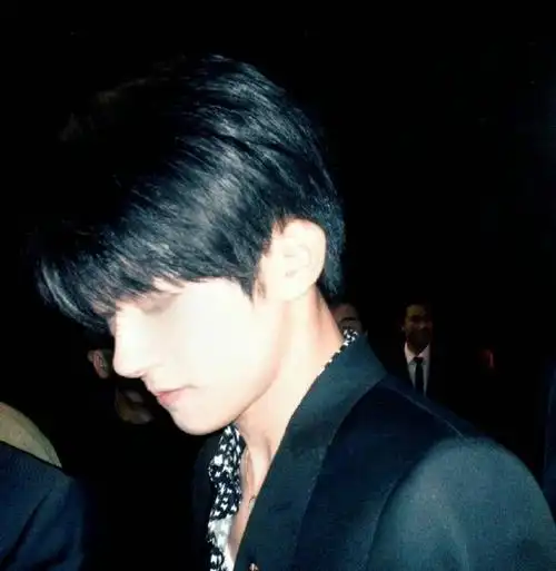 易烊千玺闭眼侧颜