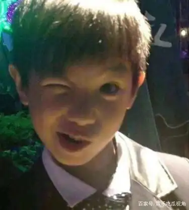 小时候的黄明昊 图片里面向我们放电的俏皮小男孩是谁呢?