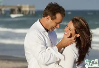 但闭着眼睛又好奇,睁开眼睛又怕对视很尴尬,接吻到底该睁着眼睛还是闭