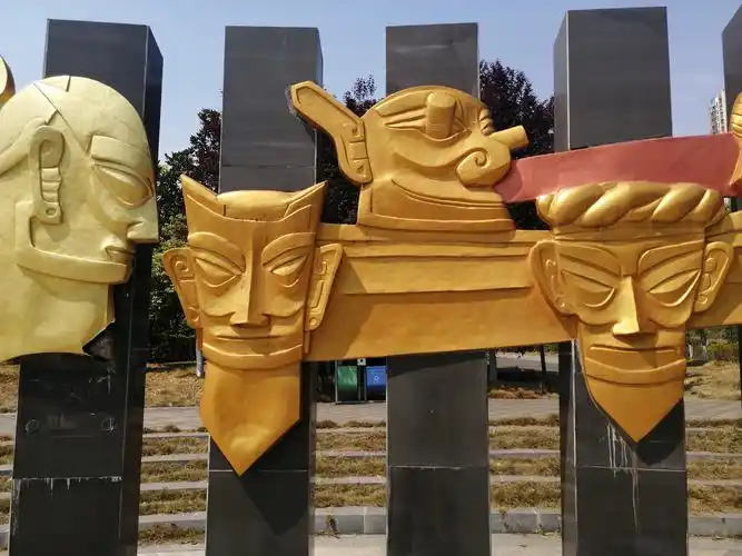 德阳南湖公园湖畔三星堆26人青铜头像祭祀墙全景图