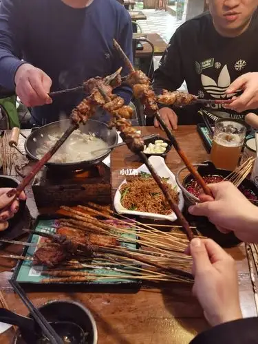 久违的啤酒烧烤摊…_啤酒_烧烤_美食_美食探店