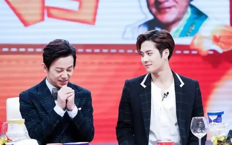 何炅和王嘉尔私下都在玩什么