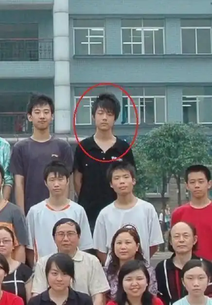 肖战旧照片曝光,从童年到学生时代,哪张是"颜值最低值"?