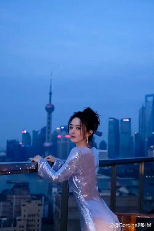 赵丽颖的穿搭光泽时髦.