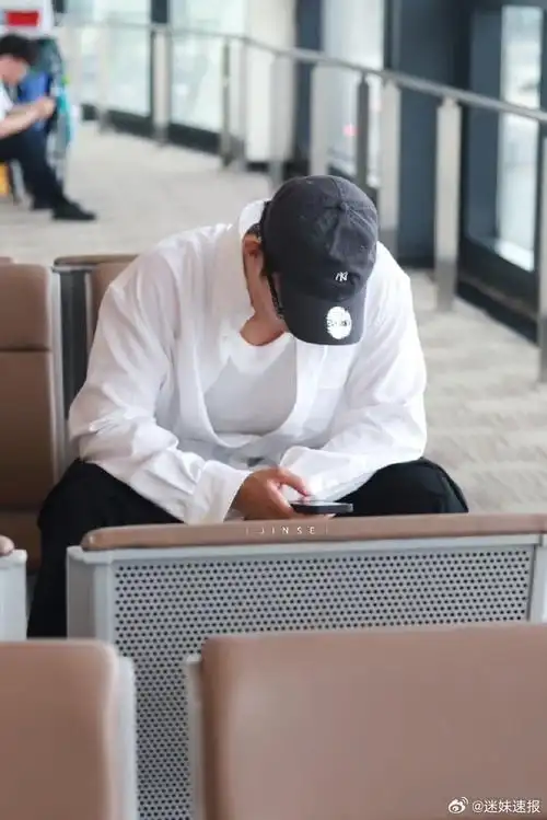 黄景瑜白衬衫##黄景瑜机场白衬衫