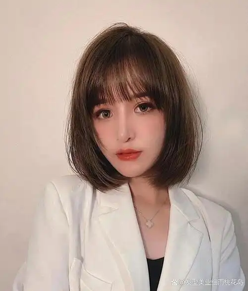 普通的短发简约大方,更适合脸大的女生.