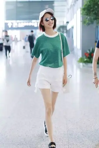 白色牛仔短裤搭配图片今年格外流行这样穿