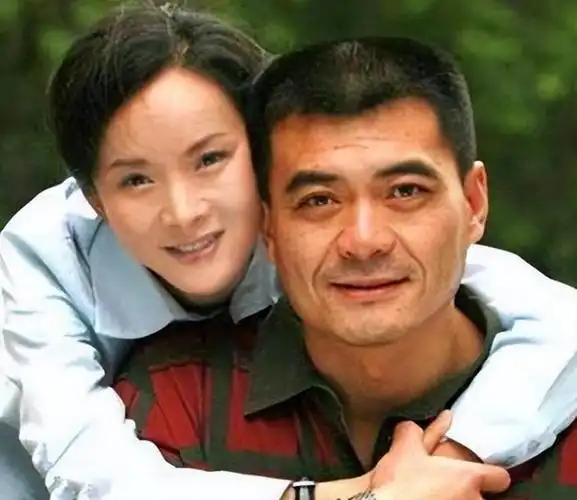 唐静:前夫和秦海璐结婚后,独自陪儿子长大,如今的选择令人泪目_网易