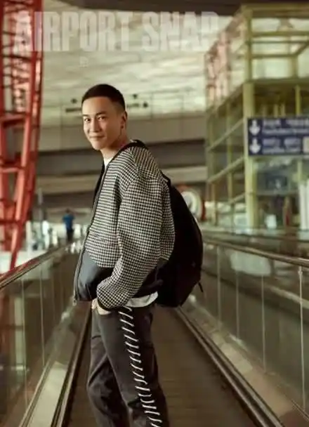 何润东北京机场街拍-圆寸发型动感硬汉气息爆棚