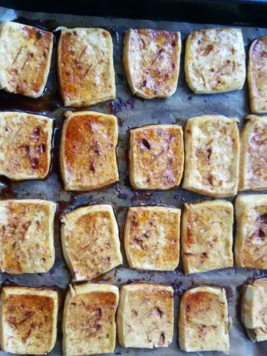 刷上烧烤汁,烤箱200度预热,200度烤8分钟.