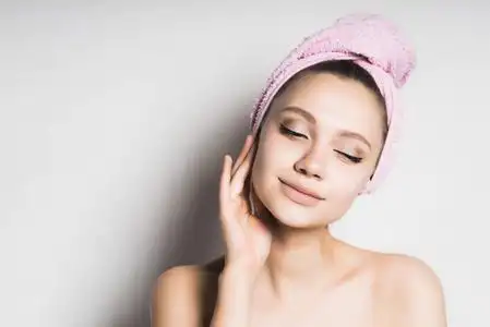 与健康皮肤的女孩性感美丽的女人小姐与日常妆及清洁健康皮肤的脸年轻