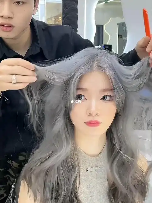 米雾霾蓝发色又称蓝灰色这卷雾霾蓝蓝色的饱和度会低一些这样整个头发