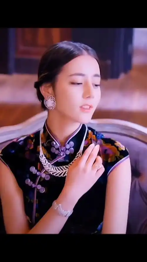 明星#迪丽热巴民国风造型曝光,三天三个不同风格造型,气质太出塘怂