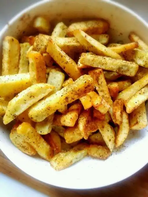 锅里加入食用油,油烧热后放入土豆条,炸至金黄