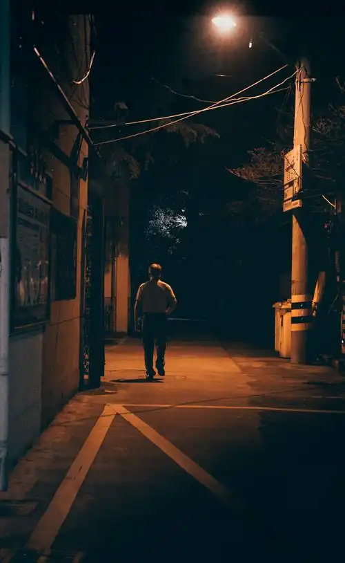 灯下的慈祥背影