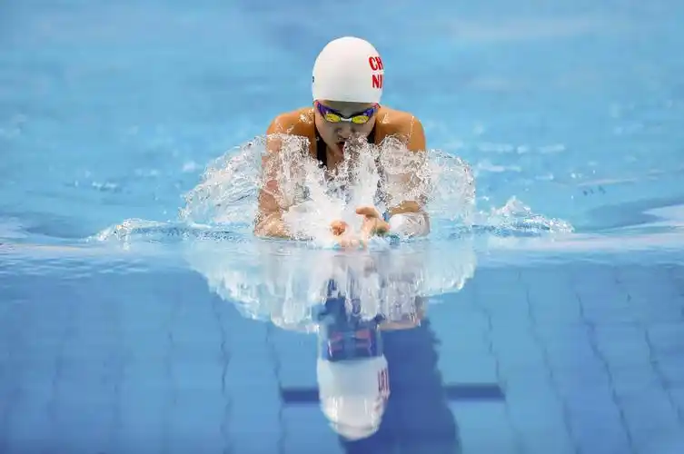 游泳中学组女子200米蛙泳赛况