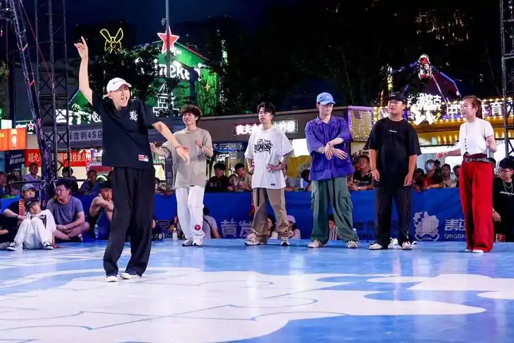 青岛时尚体育节街舞大赛在青岛西海岸新区金沙滩啤酒城劲爆开赛_比赛