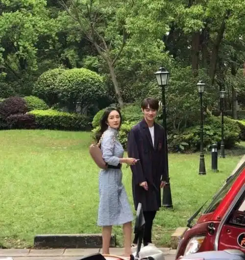 杨幂许凯片场互动甜蜜街头亲密挽手散步杨幂穿包臀裙秀大长腿