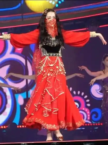 迪丽热巴超话#愚人节站姐团建#  20201231 《打起手鼓唱起歌》舞台