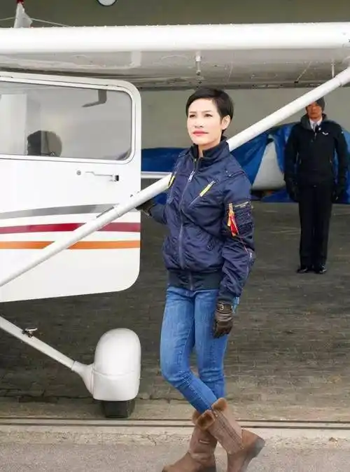 刚刚被释放出来的诗妮娜贵妃,迫不及待的换上了泰王喜欢的背心露脐装