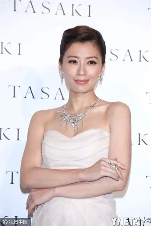 41岁贾静雯怀孕4月着高跟鞋低胸秀事业线