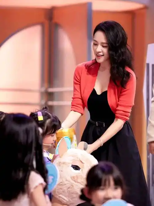 44岁章子怡越长越嫩了!穿低领衣跟小朋友互动满脸慈爱,美得耀眼