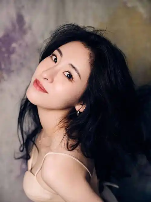 张碧晨浅金色吊带连衣裙性感写真_皮肤