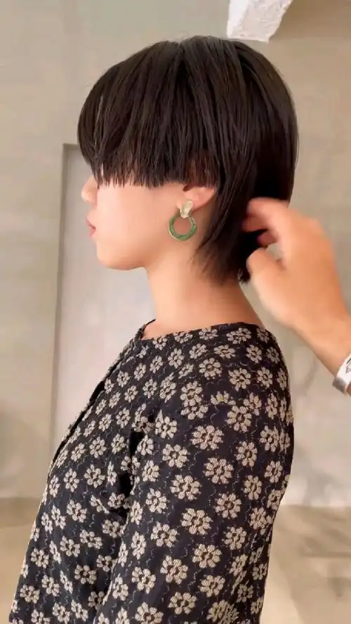 个性十足的小狼尾发型适合脖子细长的女生