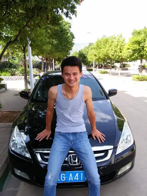 我身高175,体重60kg,每天的远动量是500个俯卧撑,卷腹加腹肌撕裂者