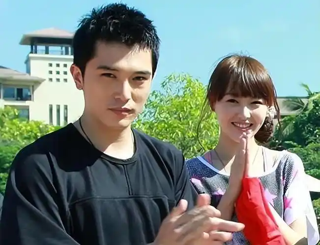 唐嫣3岁女儿近况曝光,获外公接放学,与同学拥抱告别活泼可爱|罗晋