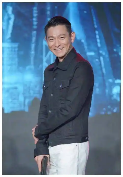 57岁刘德华终于老了笑起来满脸褶却反被裤子抢镜