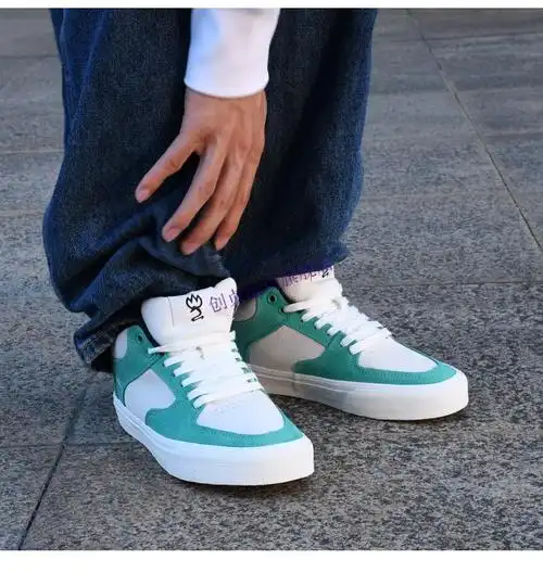 极路客新款国产滑板鞋耐磨功夫李小龙男女全翻毛皮滑板鞋a nike 摩卡