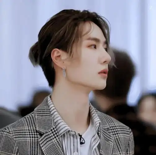 王源王源这个丸子头也是随手抓出来的,在长发的造型中直接绑一条小