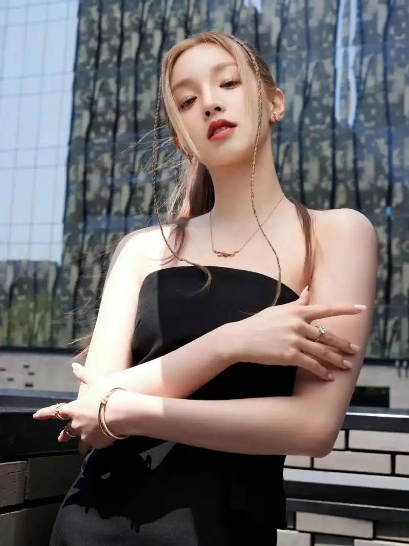 宋雨琦的黑色抹胸连衣裙,性感又迷人