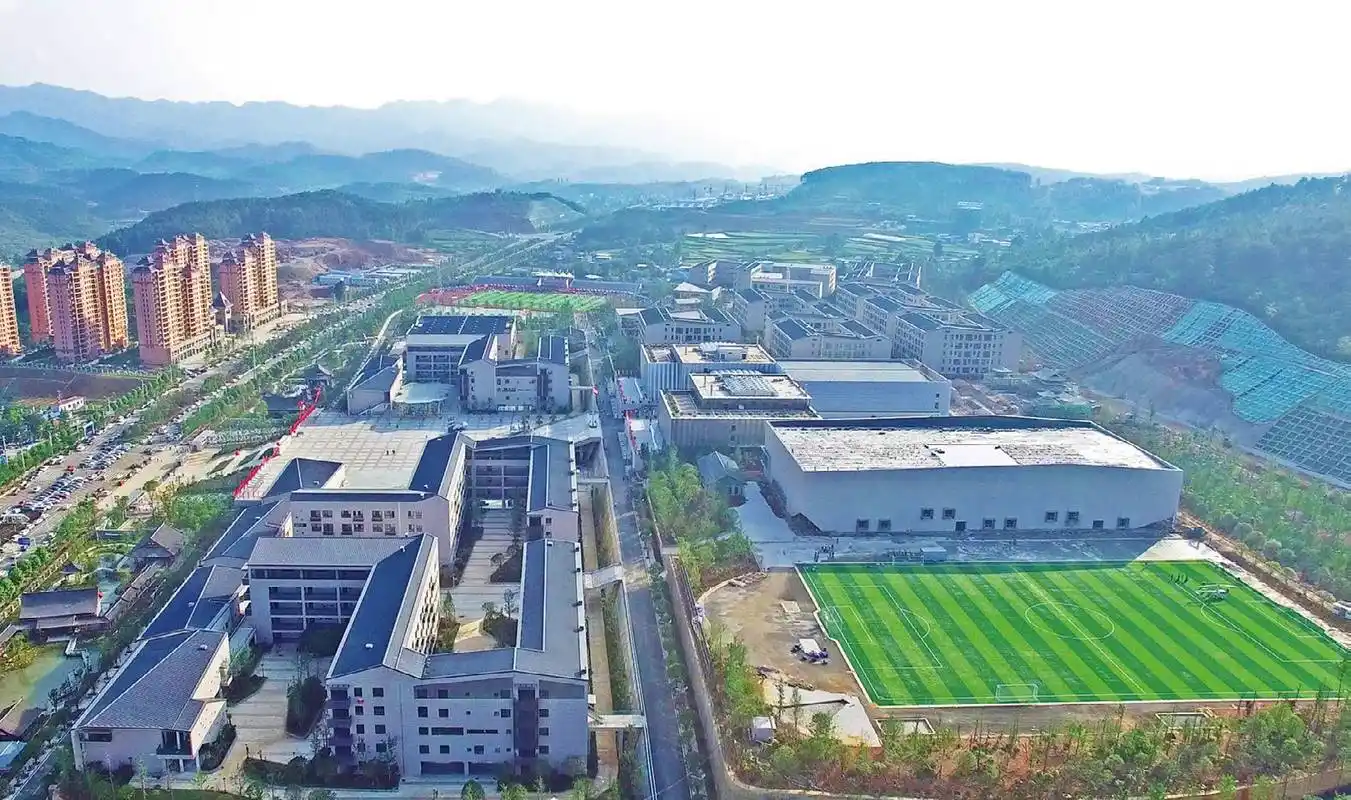 图为焕然一新的都匀一中.(黔南州教育局供图)