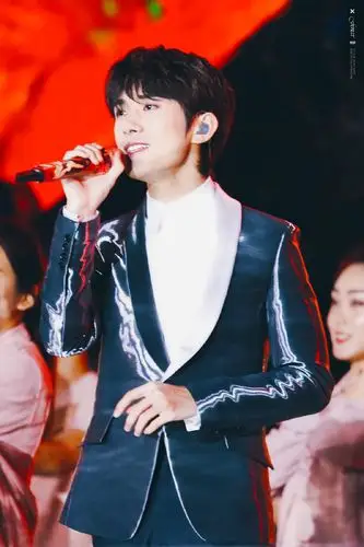 易烊千玺湖南卫视跨年演唱会