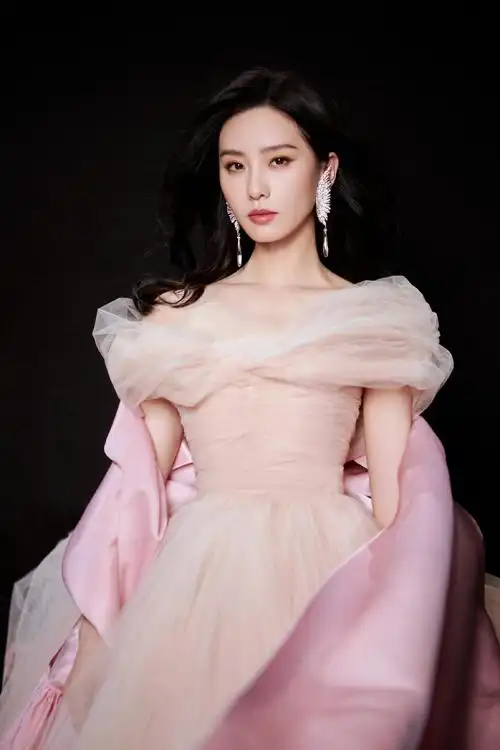 在2015年的时候官宣结婚的喜讯,婚后刘诗诗也是很少在拍戏了,于2019年