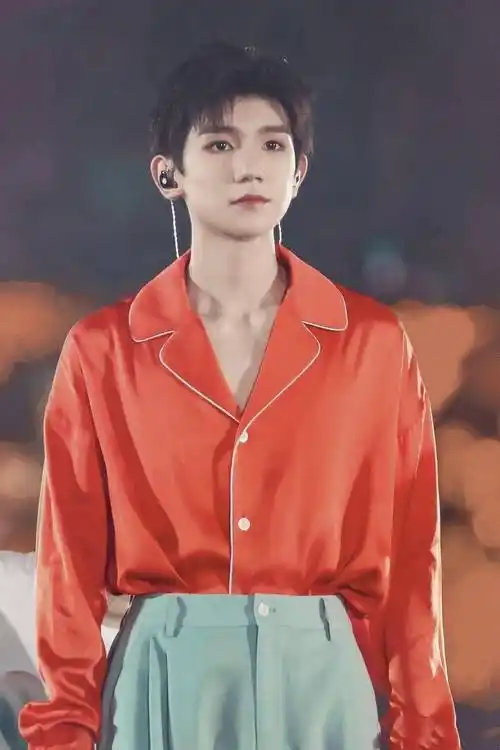 王源勇敢追音乐梦,留学归来气质超群,有追求的人时尚能力不会差_小