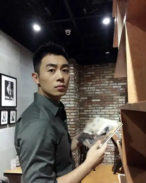 网友偶遇朱亚文,穿拖鞋短裤做核酸,被认出后耳朵微红扭头就撤