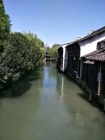 西塘古镇是个非常典型的江南水乡古镇古镇小河流淌小船滑行还有众多的