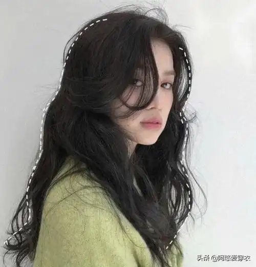 2021新发型女中长发烫发(2021新发型女中长发烫发图片)